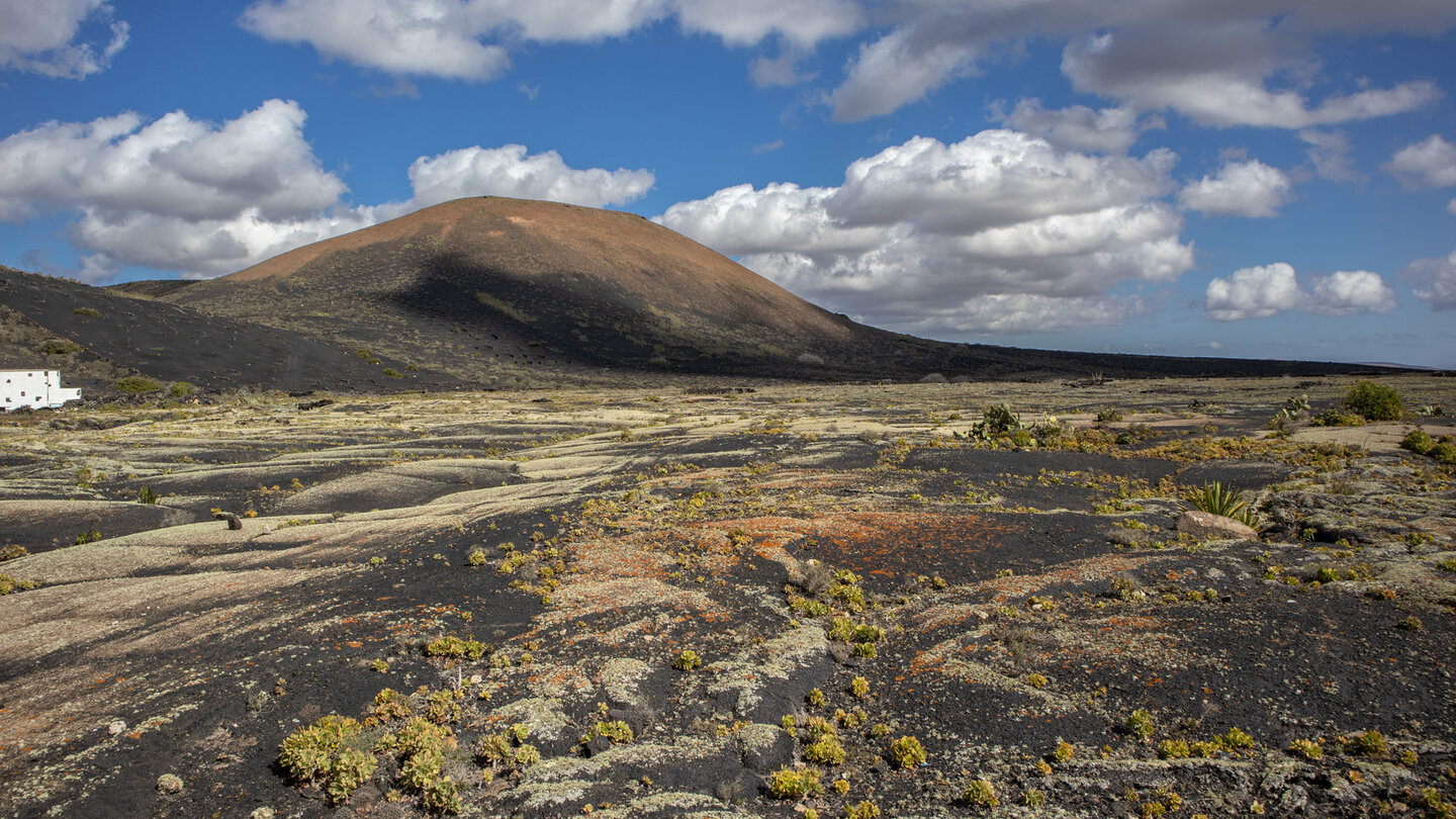 Weg durch die Lavafelder zum Montaña de Juan Bello bei Masdache auf Lanzarote Weg durch die Lavafelder zum Montaña de Juan Bello bei Masdache auf Lanzarote