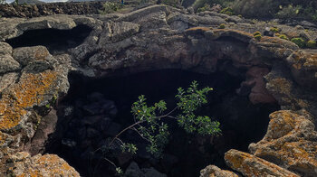 die Vulkanröhre Cueva de los Naturalistas im Gebiet La Geria auf Lanzarote