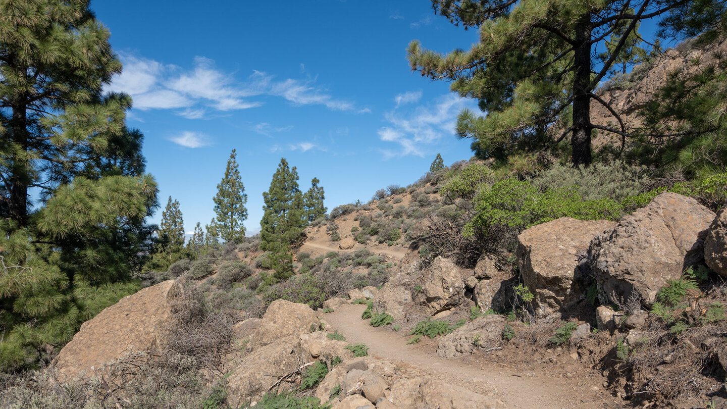 Wanderweg durch die Berglandschaft am Monumento Natural del Roque Nublo