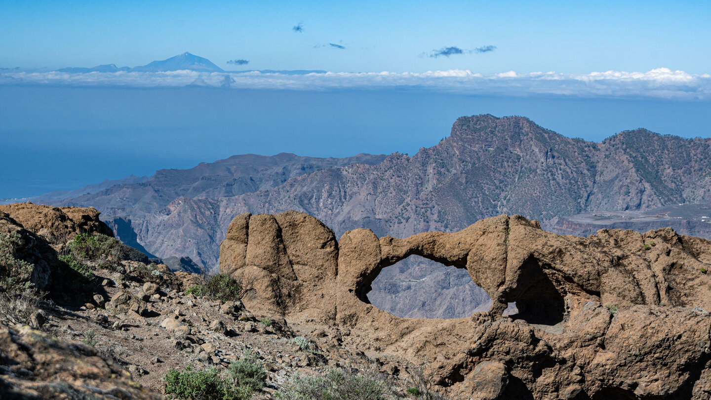 der Felsbogen Ventana del Bentayga mit Teneriffa