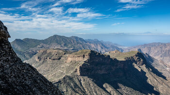 das flache Gipfelplateau des Montaña del Humo mit La Aldea und Teneriffa