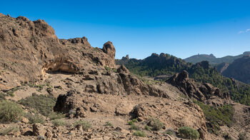 Felsenlandschaft am Montaña del Aserrador mit dem Pico de las Nieves