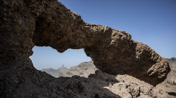 Blick durchs Ventana del Nublo auf den Roque Nublo