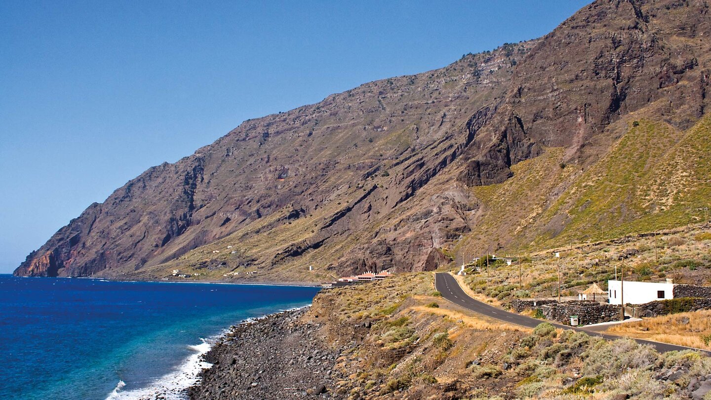die nahezu unbebaute Bucht Las Playas auf El Hierro mit dem Parador de Turismo die nahezu unbebaute Bucht Las Playas mit dem Parador de Turismo