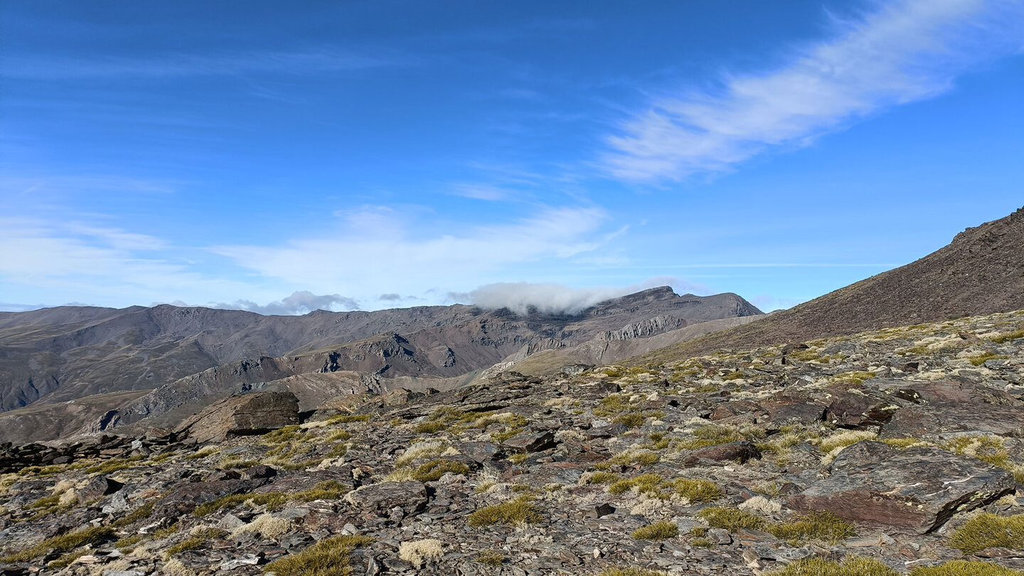 Blick vom Wanderweg zum Mulhacén auf den Pico del Veleta im Nationalpark Sierra Nevada Blick vom Wanderweg zum Mulhacén auf den Pico del Veleta im Nationalpark Sierra Nevada
