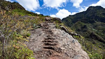 in Fels geschlagene Stufen beim Abstieg ins Barranco del Río