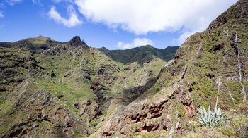 Ausblicke über felsige Bergflanken im Anaga-Gebirge