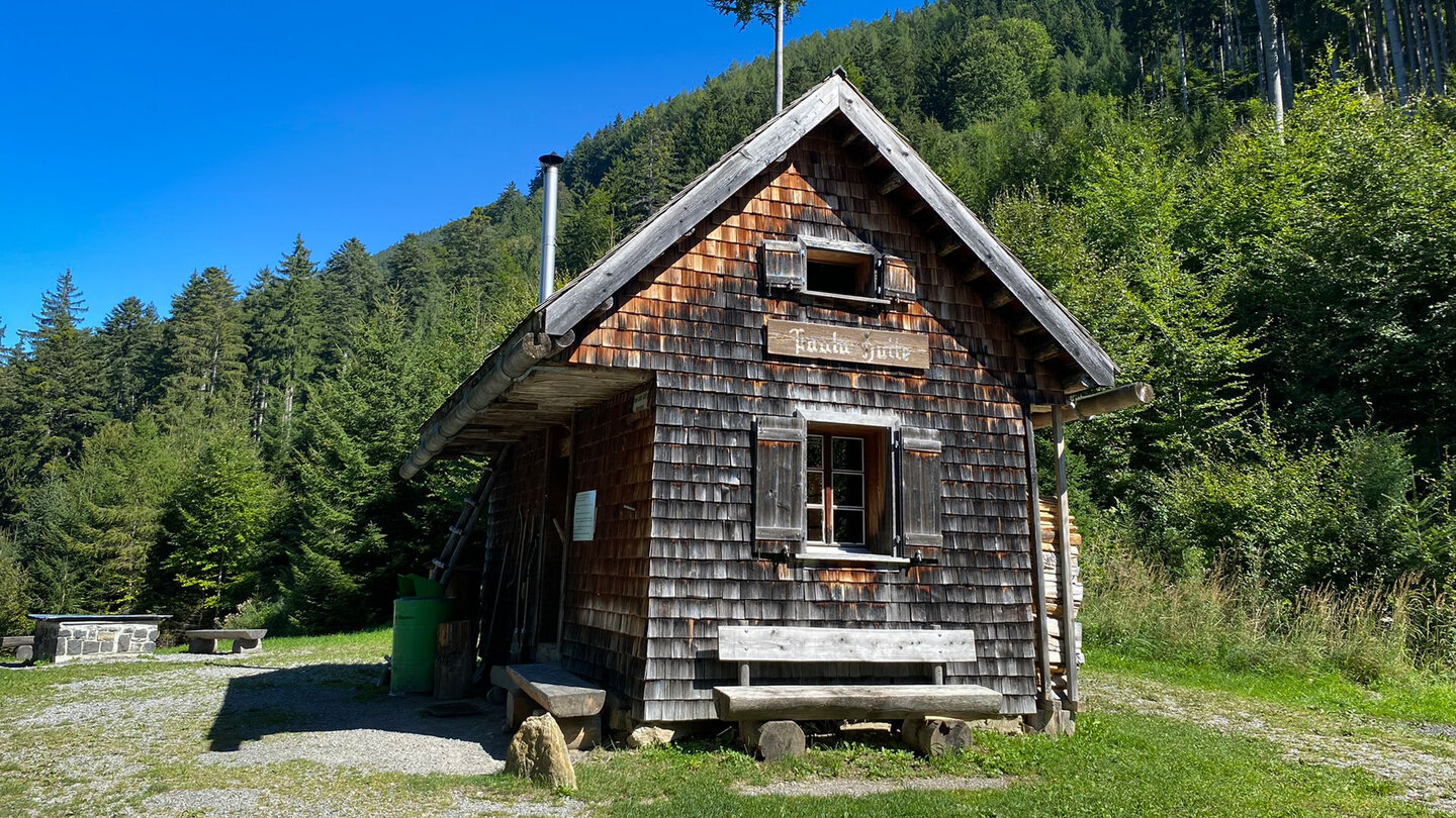 die idyllisch im Wald gelegene Paulahütte idyllisch im Wald gelegene Paulahütte