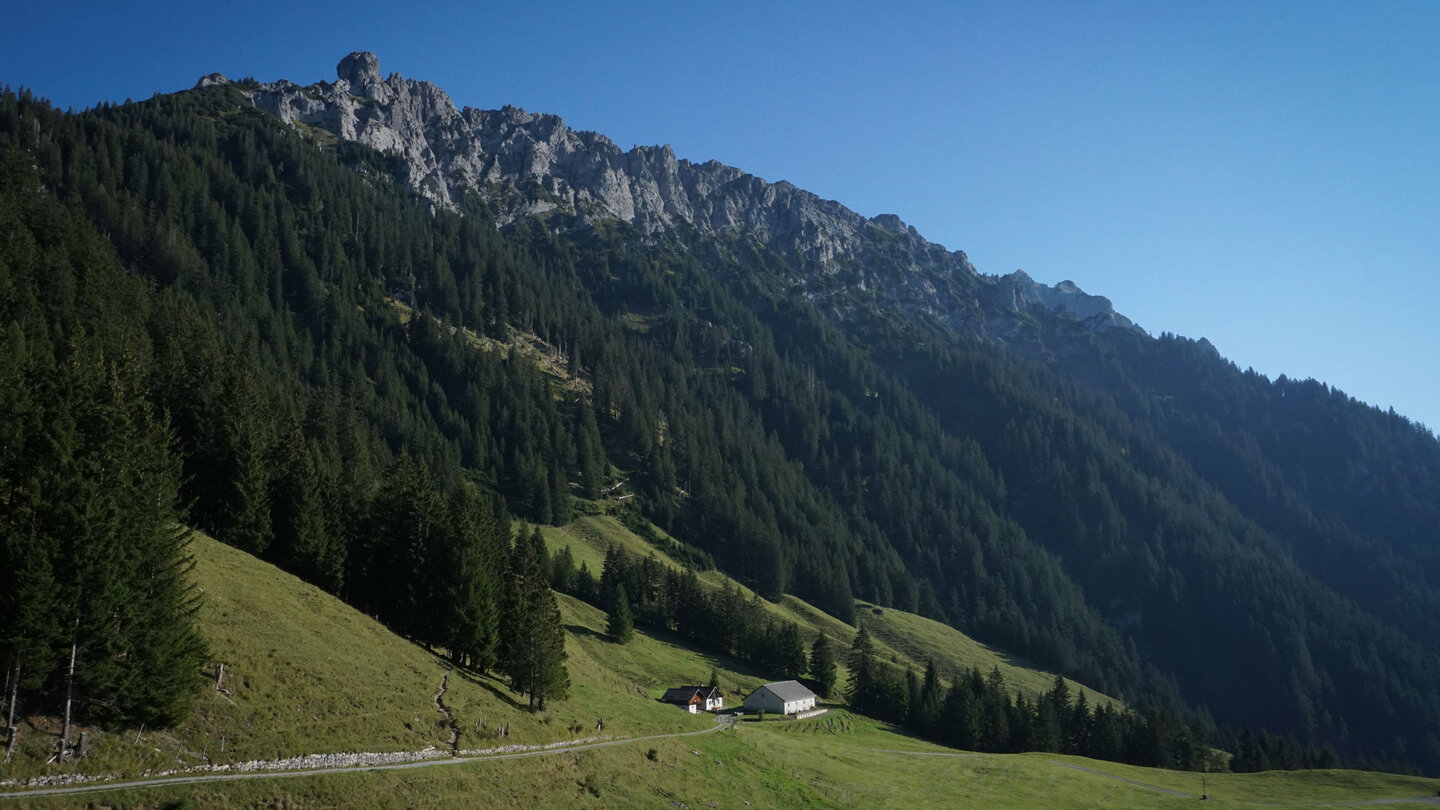 entlang der Alm mit Sicht auf das Drei-Schwestern-Massiv Aussicht auf das Drei-Schwestern-Massiv
