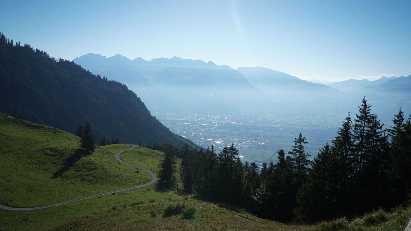 weiter Blick zurueck ins Rheintal Blick zurueck ins Rheintal
