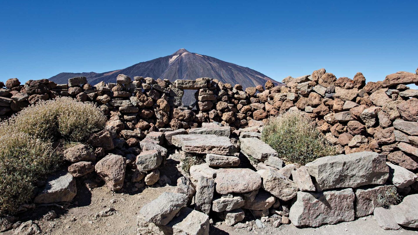 Blick vom Montaña Guajara über die Ruinen der Sternwarte zum Teide