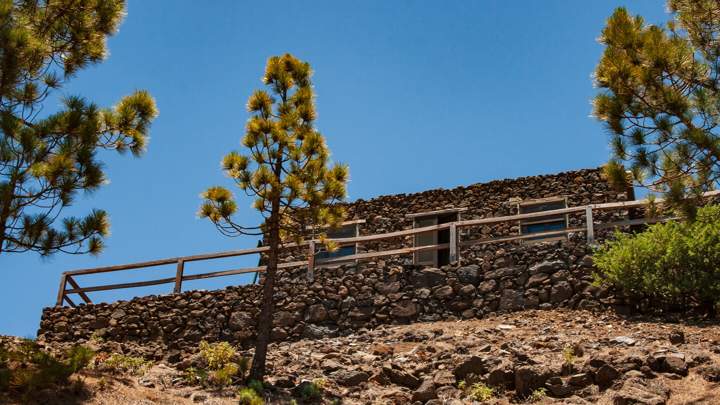 Blick hinauf auf das Refugio Punta de los Roques auf La Palma Blick hinauf auf das Refugio Punta de los Roques auf La Palma