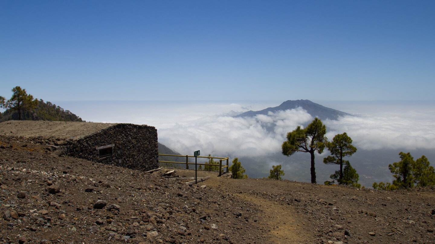 Blick vom Refugio Punta de los Roques auf La Palma über die Vulkane der Cumbre Vieja im Wolkenmeer Blick vom Refugio Punta de los Roques auf La Palma über die Vulkane der Cumbre Vieja im Wolkenmeer