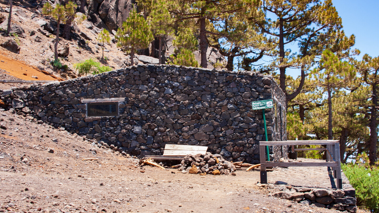 die Schutzhütte Punta de los Roques am Höhenwanderweg Caldera de Taburiente auf La Palma die Schutzhütte Punta de los Roques am Höhenwanderweg Caldera de Taburiente auf La Palma