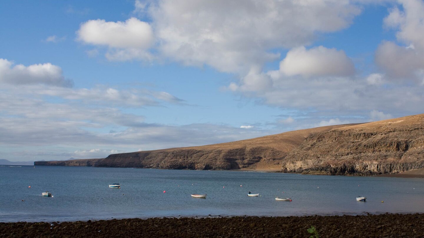 Fischerboote in der Bucht bei Playa Quemada auf Lanzarote