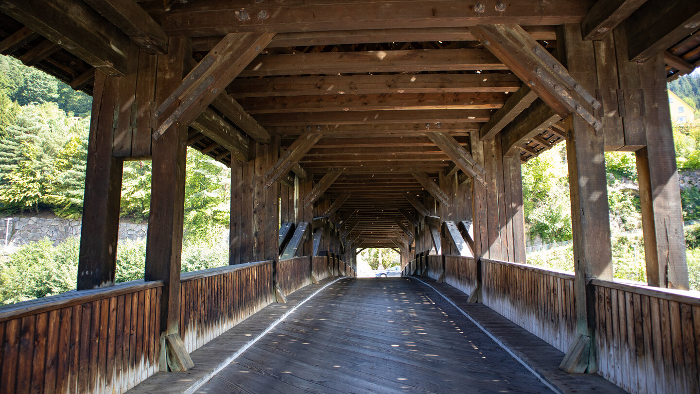 die historische Holzbrücke in Forbach hilft beim Queren der Murg