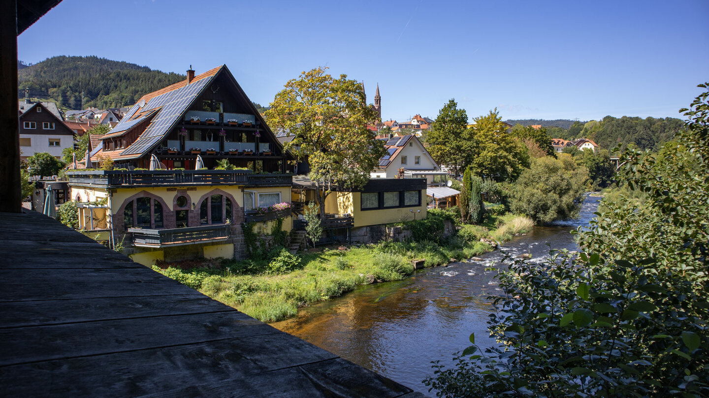 Blick von der Brücke auf Forbach und die Murg