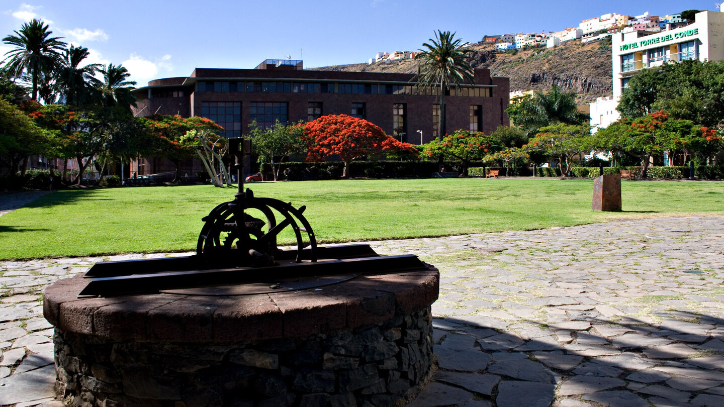 Blick auf das Gebäude der Kommunalverwaltung vom Parque de la Torre del Conde in San Sebastián de la Gomera