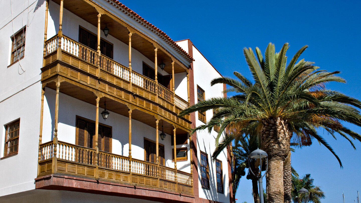 Haus mit traditionellem Balkon an der Plaza de las Americas in San Sebastián de la Gomera