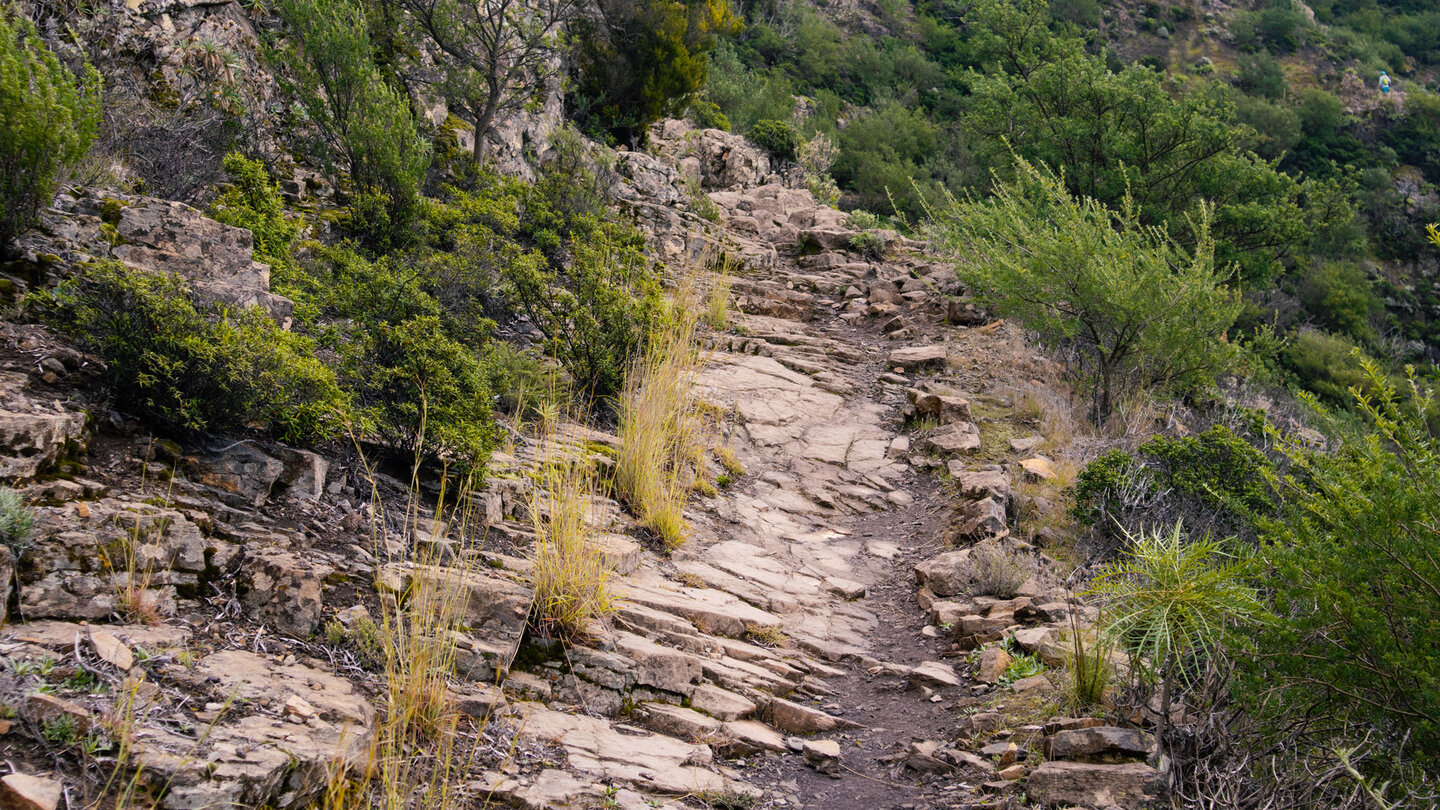 felsiger Wanderweg unterhalb des Cruz de Gala