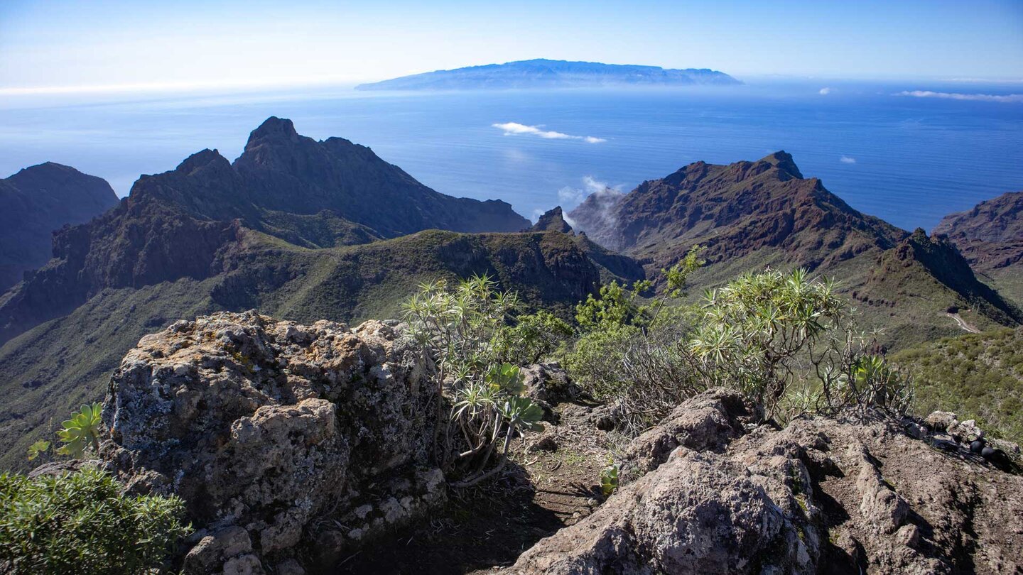 Panoramablick über die Berge und Schluchten des Teno mit La Gomera