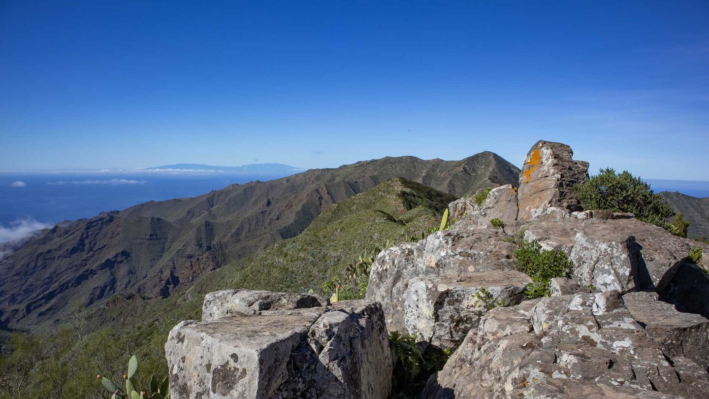 Felsformation auf der Cumbre am Hintergrund La Palma
