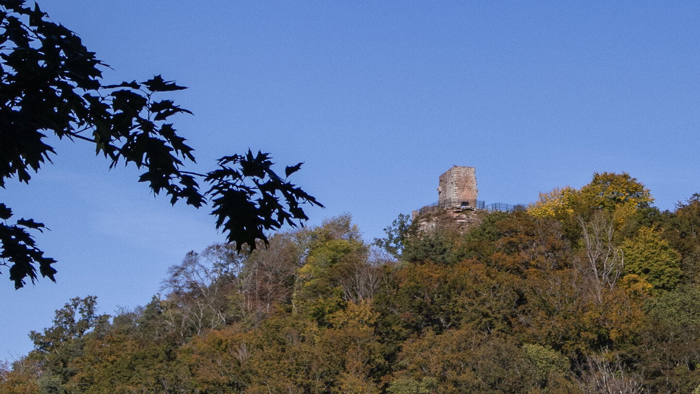 Ausblick auf den Schlossberg mit der Burgruine Lindelbrunn