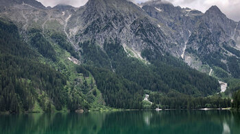 steile Bergflanken am Antholzer See