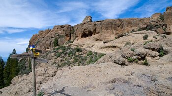 Höhlen in den Felsformationen auf dem Weg zum Roque Nublo auf Gran Canaria