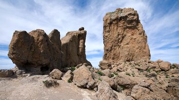 Wind und Wetter gezeichnete Felsen vor dem Roque Nublo