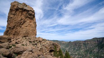 der Roque Nublo auf Gran Canaria mit Aussicht Richtung La Culata