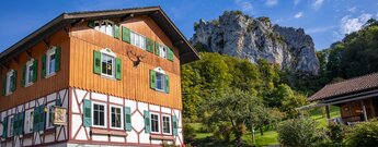Jägerhaus und Felsmassiv, Oberes Donautal.