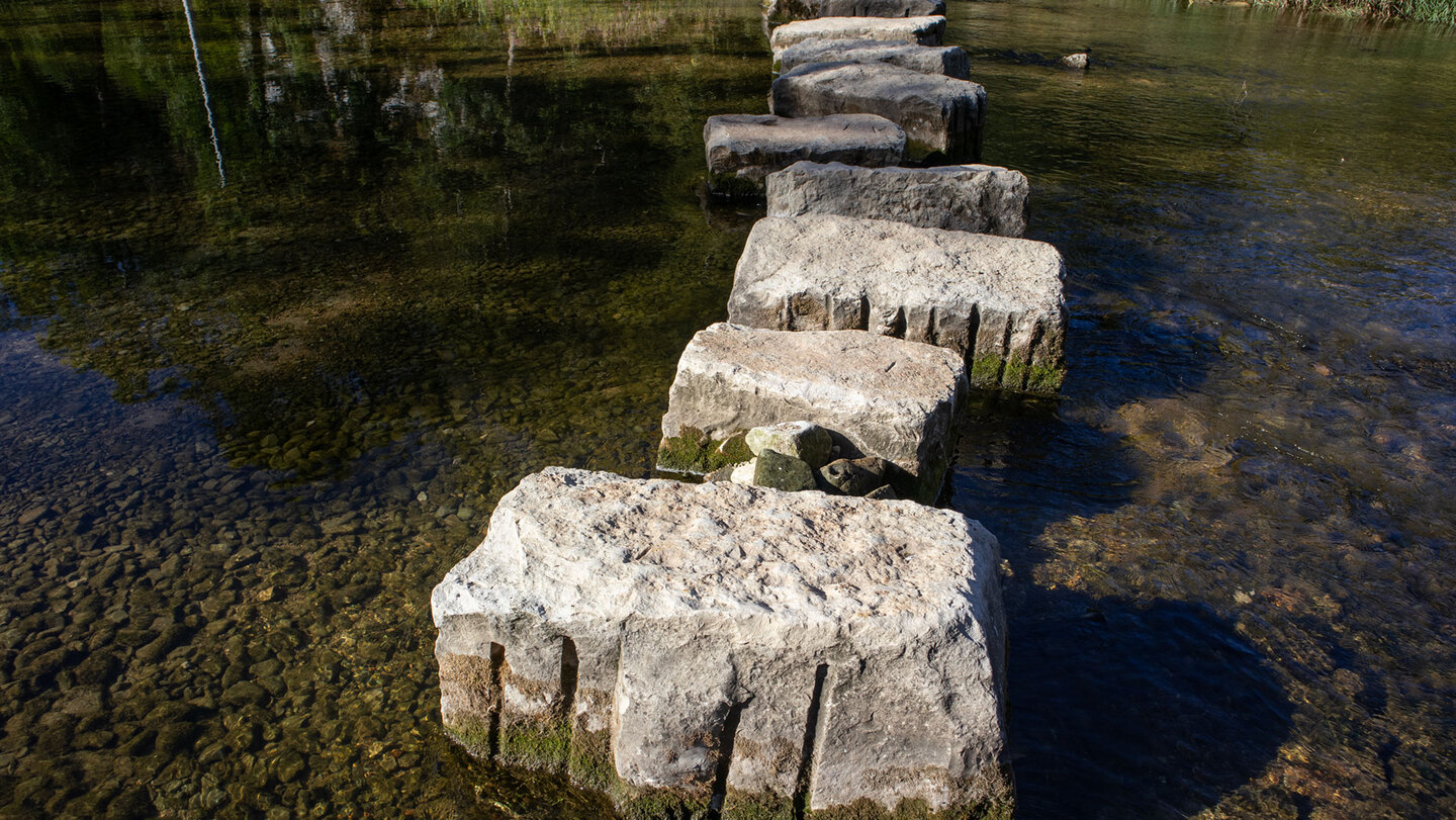 Trittsteinreihe in der Donau bei der Furt am Jägerhaus.