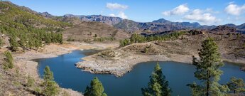 Ausblick über den Stausee Presa de las Niñas und das umliegende Bergpanorama