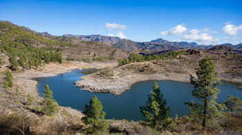 Ausblick über den Stausee Presa de las Niñas und das umliegende Bergpanorama