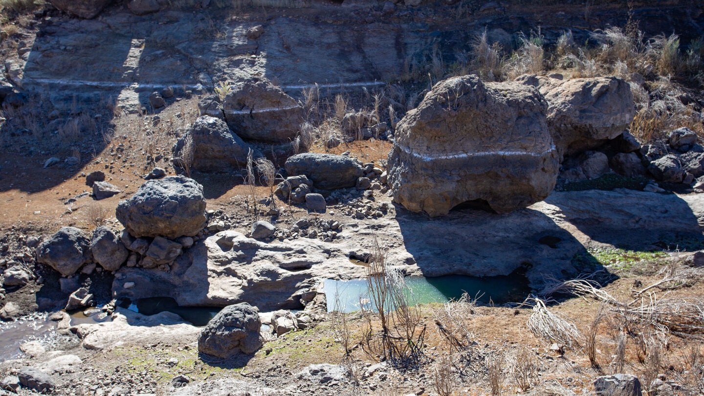 trockener Seitenarm de Stausees Presa de las Niñas