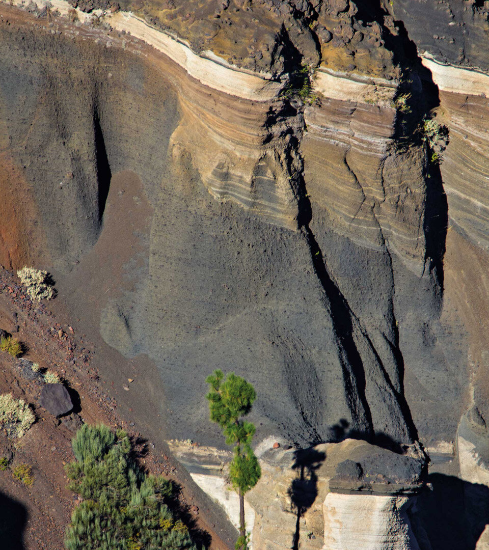 Blick auf die Vulkanascheschichtungen bei La Tarta auf Teneriffa