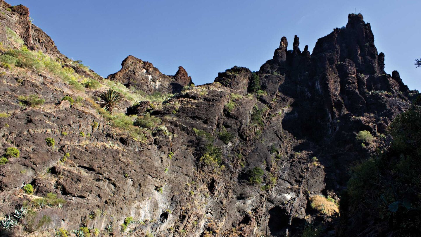bizarre Felsformationen entlang der Masca-Schlucht auf Teneriffa