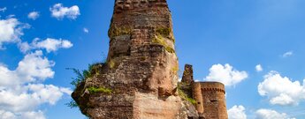 Burgfels der Dahner Burgengruppe mit dem Geschützturm der Ruine Altdahn