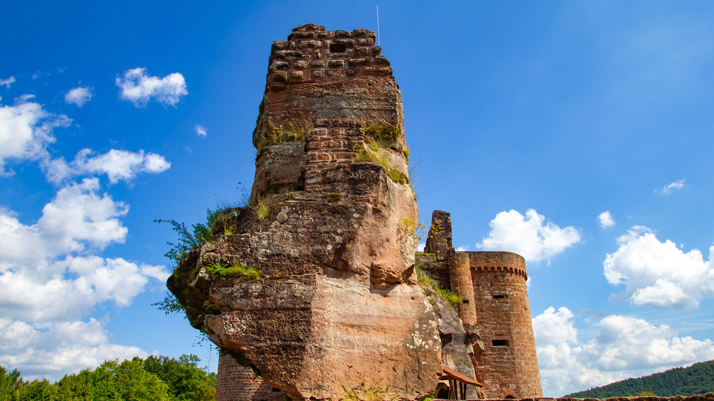 Burgfels der Dahner Burgengruppe mit dem Geschützturm der Ruine Altdahn