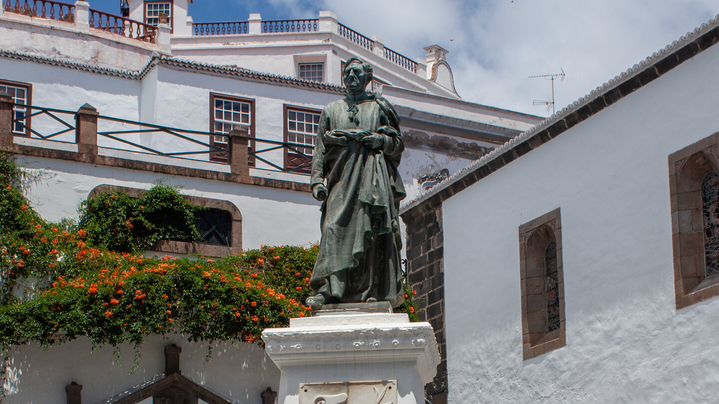 Bronzestatue des Pater Manuel Díaz Hernández an der Plaza de España