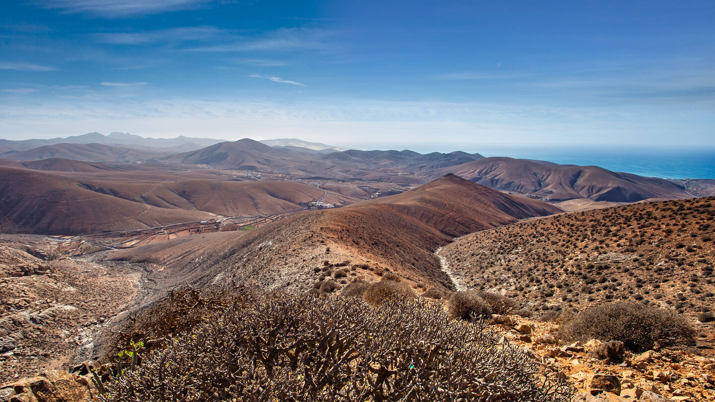 Abstiegsroute entlang des Lomo del Tabaibe  mit Ausblick auf den Suedwesten Fuerteventuras