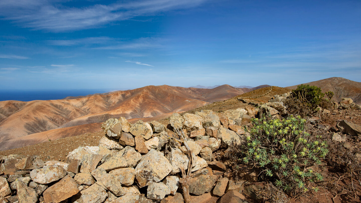 Blick entlang der endlos langen Steinmauer über die Berge im Nordwesten Fuerteventuras