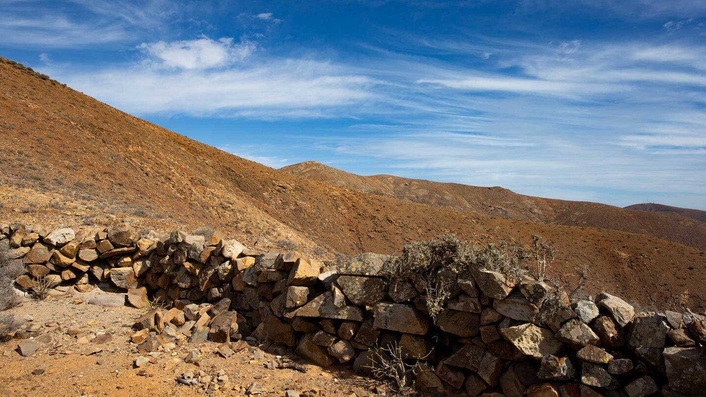 mit Trockenschichtmauern errichteter Ziegenpferch auf der Passhöhe vor dem Pico de la Aguililla