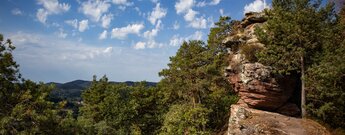 Markanter Buntsandsteinfelsen der Nesselbergfelsen mit Blick über den Pfälzerwald und bewaldete Wasgau-Höhen