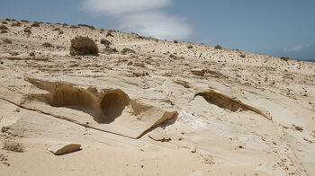Kalksteinschichtungen im Wüstengebiet des Naturparks Jandía