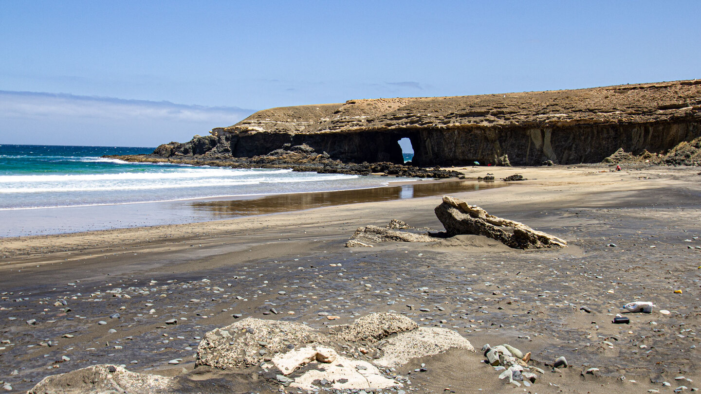 ausgewaschene Felsformation am nördlichen Ende der Playa de Garcey auf Fuerteventura ausgewaschene Felsformation am nördlichen Ende der Playa de Garcey auf Fuerteventura