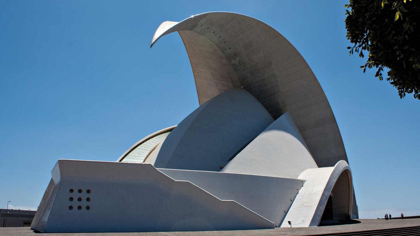ein monumentales Bauwerk ist die Kongress- und Konzerthalle von Santa Cruz de Tenerife