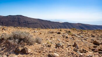 Blick zum nächsten Bergkamm entlang der Wanderung