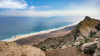 vom Gipfel des Pico de la Zarza blickt man zur Playa de Cofete und Playa de Barlovento